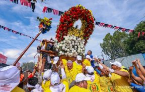 Feligreses acompañan a Santo Domingo de Guzmán rumbo a su morada en Las Sierritas