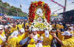 Feligreses acompañan a Santo Domingo de Guzmán rumbo a su morada en Las Sierritas