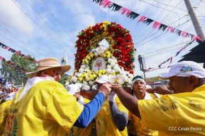 Feligreses acompañan a Santo Domingo de Guzmán rumbo a su morada en Las Sierritas