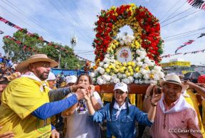 Feligreses acompañan a Santo Domingo de Guzmán rumbo a su morada en Las Sierritas