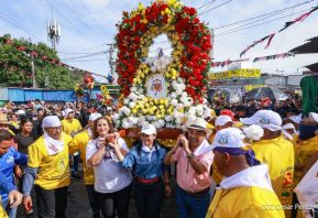 Feligreses acompañan a Santo Domingo de Guzmán rumbo a su morada en Las Sierritas