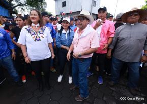 Feligreses acompañan a Santo Domingo de Guzmán rumbo a su morada en Las Sierritas