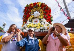 Feligreses acompañan a Santo Domingo de Guzmán rumbo a su morada en Las Sierritas