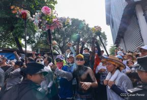 Feligreses acompañan a Santo Domingo de Guzmán rumbo a su morada en Las Sierritas