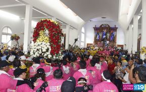 Feligreses acompañan a Santo Domingo de Guzmán rumbo a su morada en Las Sierritas