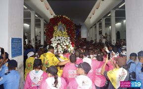 Feligreses acompañan a Santo Domingo de Guzmán rumbo a su morada en Las Sierritas