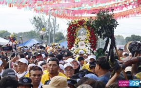 Feligreses acompañan a Santo Domingo de Guzmán rumbo a su morada en Las Sierritas