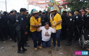 Feligreses acompañan a Santo Domingo de Guzmán rumbo a su morada en Las Sierritas