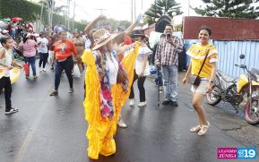 Feligreses acompañan a Santo Domingo de Guzmán rumbo a su morada en Las Sierritas