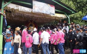 Feligreses acompañan a Santo Domingo de Guzmán rumbo a su morada en Las Sierritas
