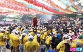 Feligreses acompañan a Santo Domingo de Guzmán rumbo a su morada en Las Sierritas