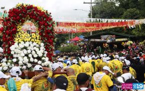 Feligreses acompañan a Santo Domingo de Guzmán rumbo a su morada en Las Sierritas