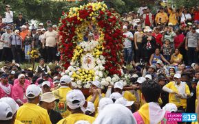 Feligreses acompañan a Santo Domingo de Guzmán rumbo a su morada en Las Sierritas