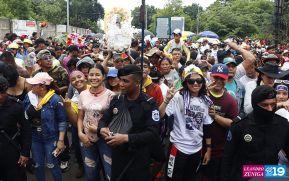 Feligreses acompañan a Santo Domingo de Guzmán rumbo a su morada en Las Sierritas