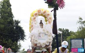Feligreses acompañan a Santo Domingo de Guzmán rumbo a su morada en Las Sierritas
