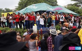 Feligreses acompañan a Santo Domingo de Guzmán rumbo a su morada en Las Sierritas