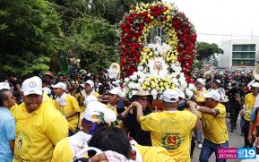 Feligreses acompañan a Santo Domingo de Guzmán rumbo a su morada en Las Sierritas