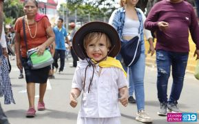Feligreses acompañan a Santo Domingo de Guzmán rumbo a su morada en Las Sierritas