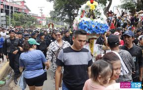 Feligreses acompañan a Santo Domingo de Guzmán rumbo a su morada en Las Sierritas