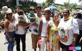 Feligreses acompañan a Santo Domingo de Guzmán rumbo a su morada en Las Sierritas