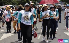 Feligreses acompañan a Santo Domingo de Guzmán rumbo a su morada en Las Sierritas