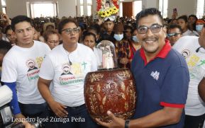 Feligreses acompañan a Santo Domingo de Guzmán rumbo a su morada en Las Sierritas