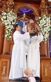 Feligreses acompañan a Santo Domingo de Guzmán rumbo a su morada en Las Sierritas