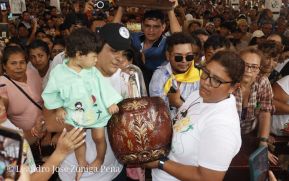 Feligreses acompañan a Santo Domingo de Guzmán rumbo a su morada en Las Sierritas