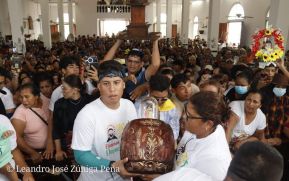 Feligreses acompañan a Santo Domingo de Guzmán rumbo a su morada en Las Sierritas