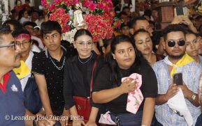 Feligreses acompañan a Santo Domingo de Guzmán rumbo a su morada en Las Sierritas