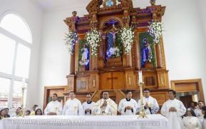 Feligreses acompañan a Santo Domingo de Guzmán rumbo a su morada en Las Sierritas