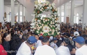 Feligreses acompañan a Santo Domingo de Guzmán rumbo a su morada en Las Sierritas
