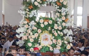 Feligreses acompañan a Santo Domingo de Guzmán rumbo a su morada en Las Sierritas