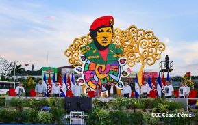 Acto de entrega de buses a cooperativas en celebración a la epopeya de la toma del Palacio Nacional