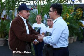 Acto de entrega de buses a cooperativas en celebración a la epopeya de la toma del Palacio Nacional