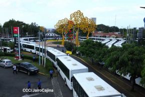 Acto de entrega de buses a cooperativas en celebración a la epopeya de la toma del Palacio Nacional