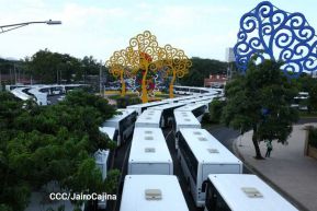 Acto de entrega de buses a cooperativas en celebración a la epopeya de la toma del Palacio Nacional