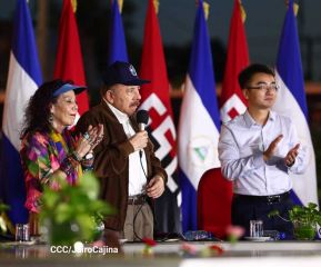 Acto de entrega de buses a cooperativas en celebración a la epopeya de la toma del Palacio Nacional