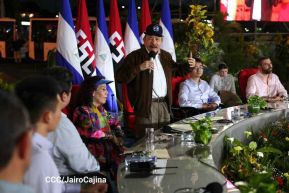 Acto de entrega de buses a cooperativas en celebración a la epopeya de la toma del Palacio Nacional