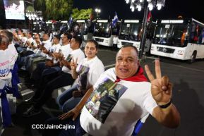 Acto de entrega de buses a cooperativas en celebración a la epopeya de la toma del Palacio Nacional