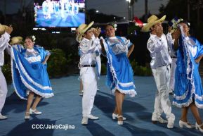 Acto de entrega de buses a cooperativas en celebración a la epopeya de la toma del Palacio Nacional