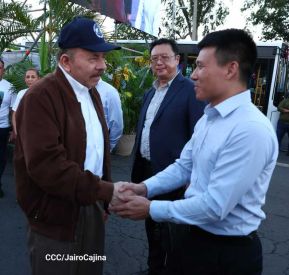 Acto de entrega de buses a cooperativas en celebración a la epopeya de la toma del Palacio Nacional