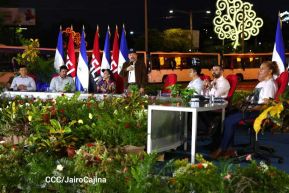 Acto de entrega de buses a cooperativas en celebración a la epopeya de la toma del Palacio Nacional
