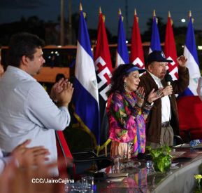 Acto de entrega de buses a cooperativas en celebración a la epopeya de la toma del Palacio Nacional