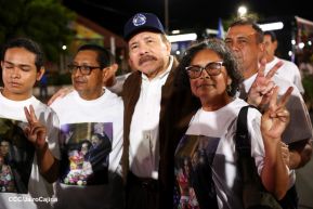 Acto de entrega de buses a cooperativas en celebración a la epopeya de la toma del Palacio Nacional