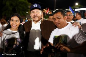 Acto de entrega de buses a cooperativas en celebración a la epopeya de la toma del Palacio Nacional