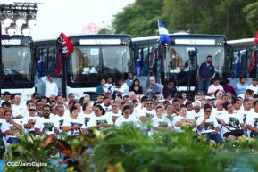 Acto de entrega de buses a cooperativas en celebración a la epopeya de la toma del Palacio Nacional