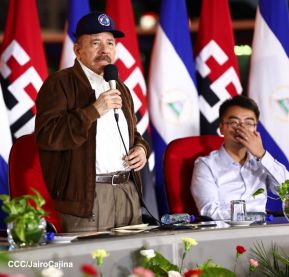 Acto de entrega de buses a cooperativas en celebración a la epopeya de la toma del Palacio Nacional