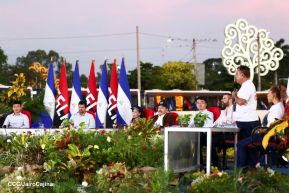 Acto de entrega de buses a cooperativas en celebración a la epopeya de la toma del Palacio Nacional
