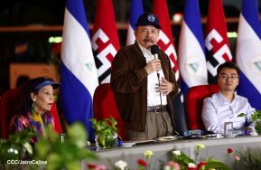 Acto de entrega de buses a cooperativas en celebración a la epopeya de la toma del Palacio Nacional